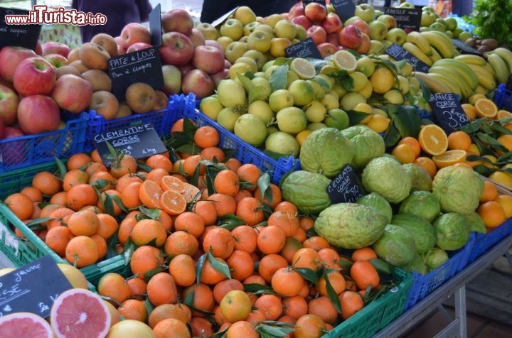 Immagine Frutta e verdura al mercato ambulante di piazza Foch, Ajaccio