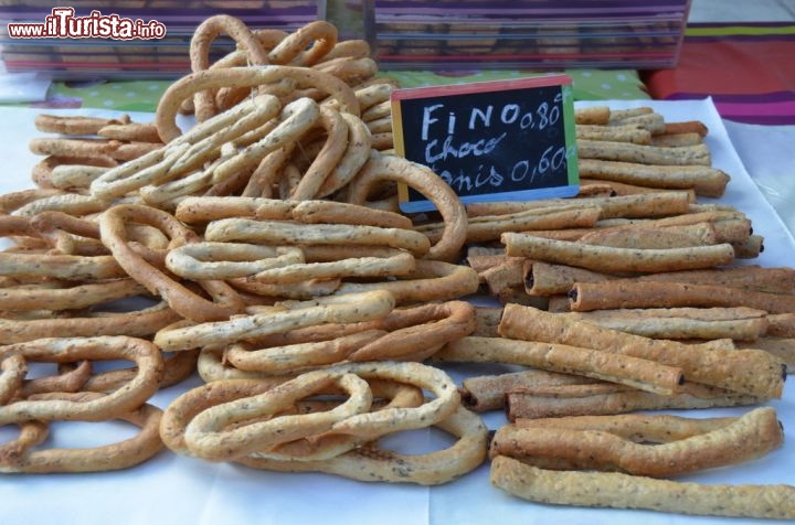 Immagine Il pane tipico, al gusto di anice al mercato ambulante di piazza Foch, Ajaccio