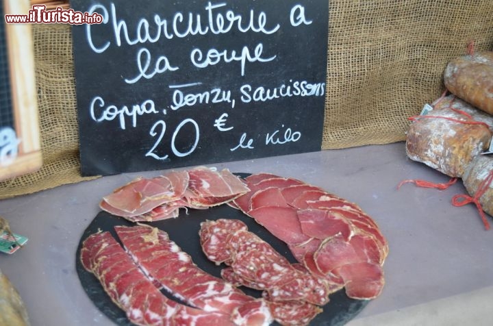 Immagine Figatelli e altri tipi di insaccati al mercato ambulante di piazza Foch, Ajaccio