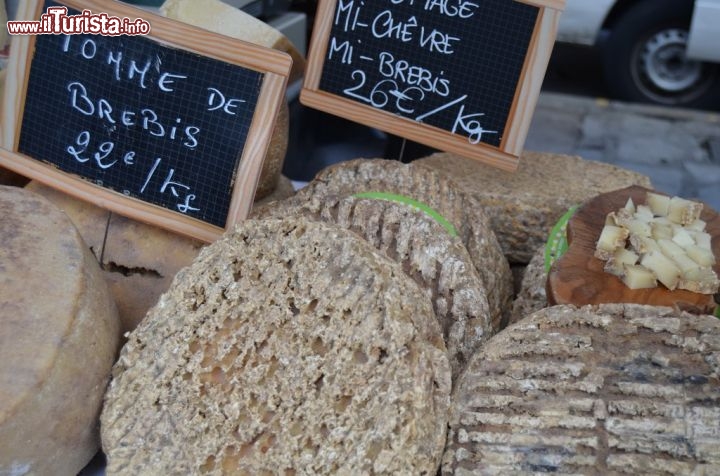 Immagine I tanti tipi di formaggi al mercato ambulante di piazza Foch, Ajaccio