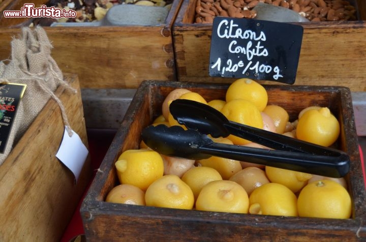 Immagine Limoni canditi al mercato ambulante di piazza Foch, Ajaccio