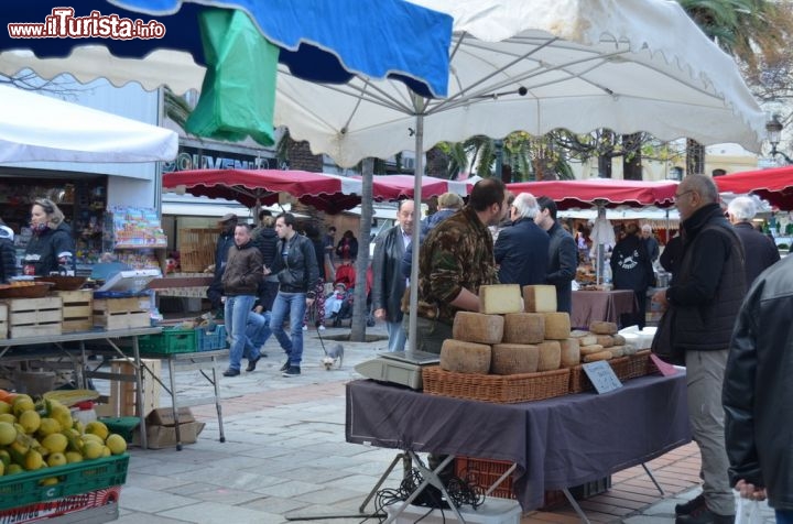 Immagine Il mercato ambulante in piazza Foch, Ajaccio