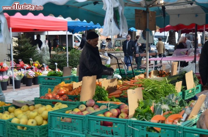 Immagine Il mercato ambulante in piazza Foch, Ajaccio