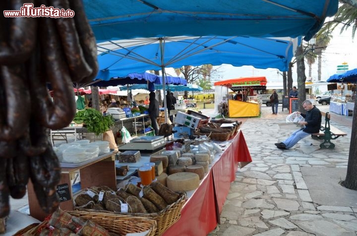 Immagine Particolare al mercato ambulante di piazza Foch, Ajaccio