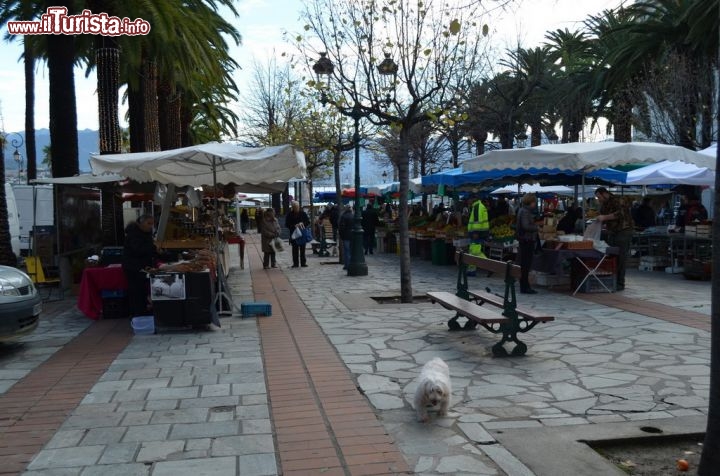 Immagine Il mercato ambulante di piazza Foch, Ajaccio