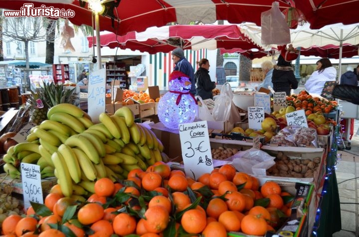 Immagine Frutta con Babbo Natale al mercato ambulante di piazza Foch, Ajaccio