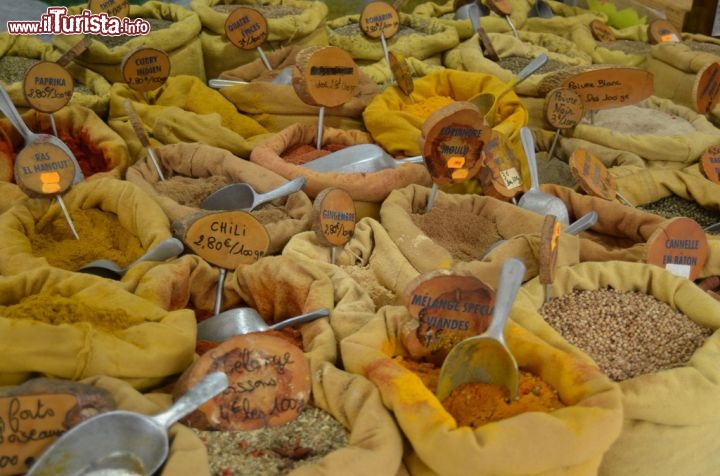 Immagine Spezie al mercato ambulante di piazza Foch, Ajaccio