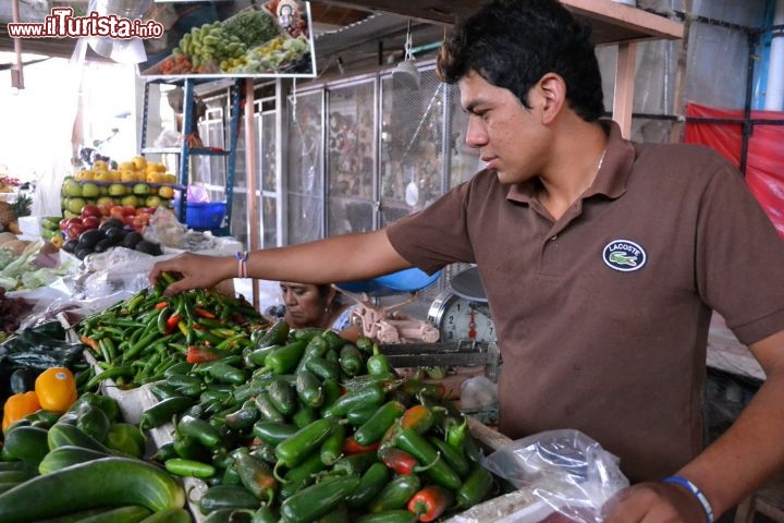 Immagine Mercato, Pochutla: il piccolo mercato cittadino, aperto tutti i giorni, si trova proprio sulla calle Lazaro Cardenas, principale strada della località oaxaqueña. È possibile acquistarvi prodotti agricoli locali come i celebri peperoncini, in spagnolo chiamati "chiles".