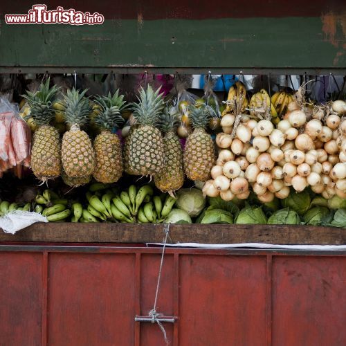 Immagine Frutta e verdura in un mercato all'aperto di San José, Costa Rica. Alcuni prodotti dell'agricoltura locale venduti in uno dei tanti mercati all'aperto che si possono incontrare passeggiando per le vie di San José - © RHIMAGE / Shutterstock.com