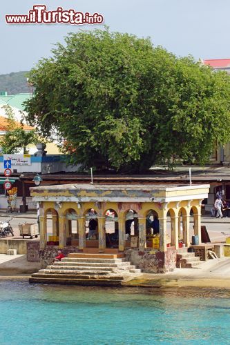 Immagine Il mercato storico di Kralendijk, la città principale dell'isola di Bonaire  - © alfotokunst / Shutterstock.com