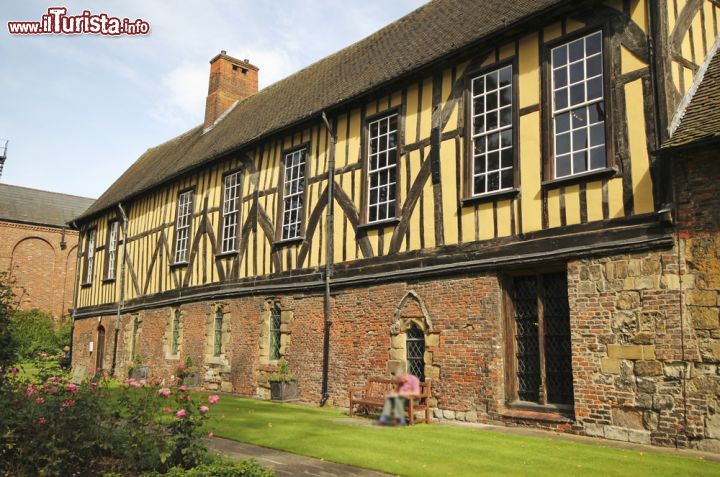 Immagine La Merchant Adventurer's Hall è un edificio medievale risalente al 1357 che ospita l'omonima corporazione nella città di York, in Inghilterra - foto © David Carruthers /Shutterstock