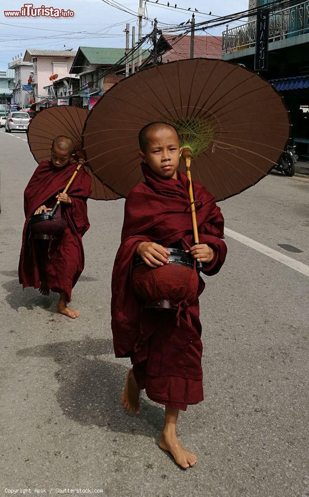 Immagine Mergui, Myanmar: un giovane monaco rientra al tempio con le offerte di cibo donate dagli abitanti del villaggio - © Apik / Shutterstock.com