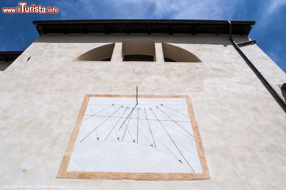 Immagine La meridiana della chiesa di San Martino in Val Masino, Lombardia. Il villaggio è il punto di partenza per le escursioni a piedi nel Val di Mello - © Naeblys / Shutterstock.com