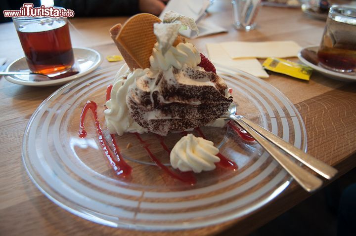 Immagine Una gustosa meringa in un ristorante di Meiringen, Svizzera. La storia di questa deliziosa spumosa ha avuto inizio attorno al 1600 proprio nella cittadina di Meiringen quando il pasticcere Casparini montò a neve l'albume d'uovo con lo zucchero velato per poi passare l'impasto al forno.