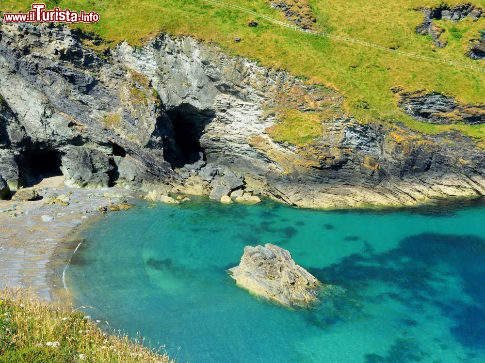 Immagine Merlin's Cave la grotta di Tintagel legata al mito di Re Artù.