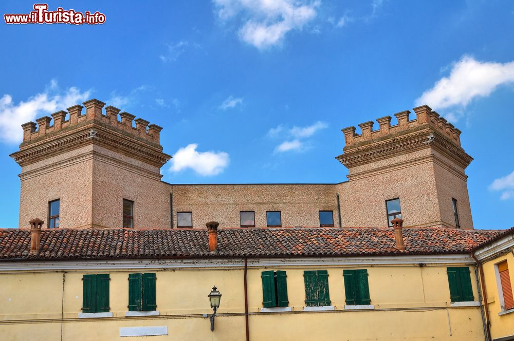 Immagine Mesola, il Castello fotografato dal centro storico (Emilia-Romagna).