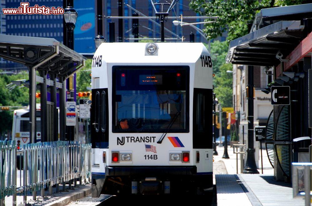 Immagine Metropolitana leggera ferma alla stazione di Washington Park a Newark, New Jersey (USA) - © LEE SNIDER PHOTO IMAGES / Shutterstock.com