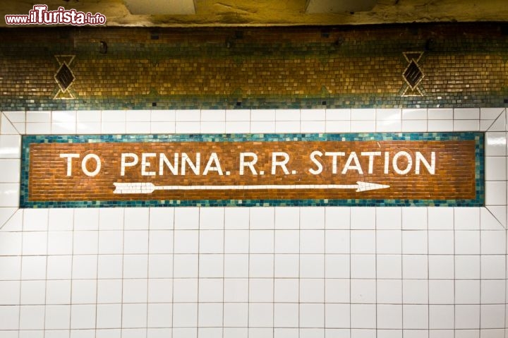 Immagine Penn Station a New York City, Stati Uniti. Le indicazioni per la Penn Station, una delle principali stazioni metropolitane della città di New York - © littleny / Shutterstock.com