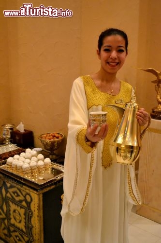 Immagine Mezlai Restaurant: si trova all'interno dell'Emirates Palace, il celebre hotel 7 stelle di Abu Dhabi. Si tratta di uno dei pochissimi ristoranti del paese con uno chef locale che propone cucina emiratina. Negli Emirati Arabi è tradizione che venga offerto un caffé arabo prima del pranzo.