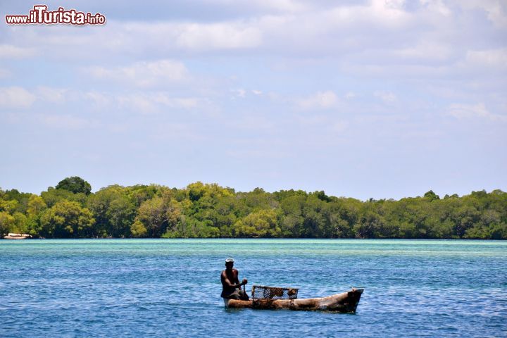 Immagine Mida Creek, Watamu (Kenya): un pescatore locale nella baia di Mida Creek. Questa zona è protetta e ai turisti è interdetta la pesca, ma è consentita quella per la sussistenza agli abitanti locali.