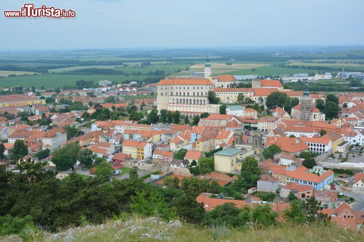 Immagine Mikulov, la città del vino in Moravia (Repubblica Ceca): panorama del centro storico. Questa località si trova a pochi chilometri dal confine con l'Austria.