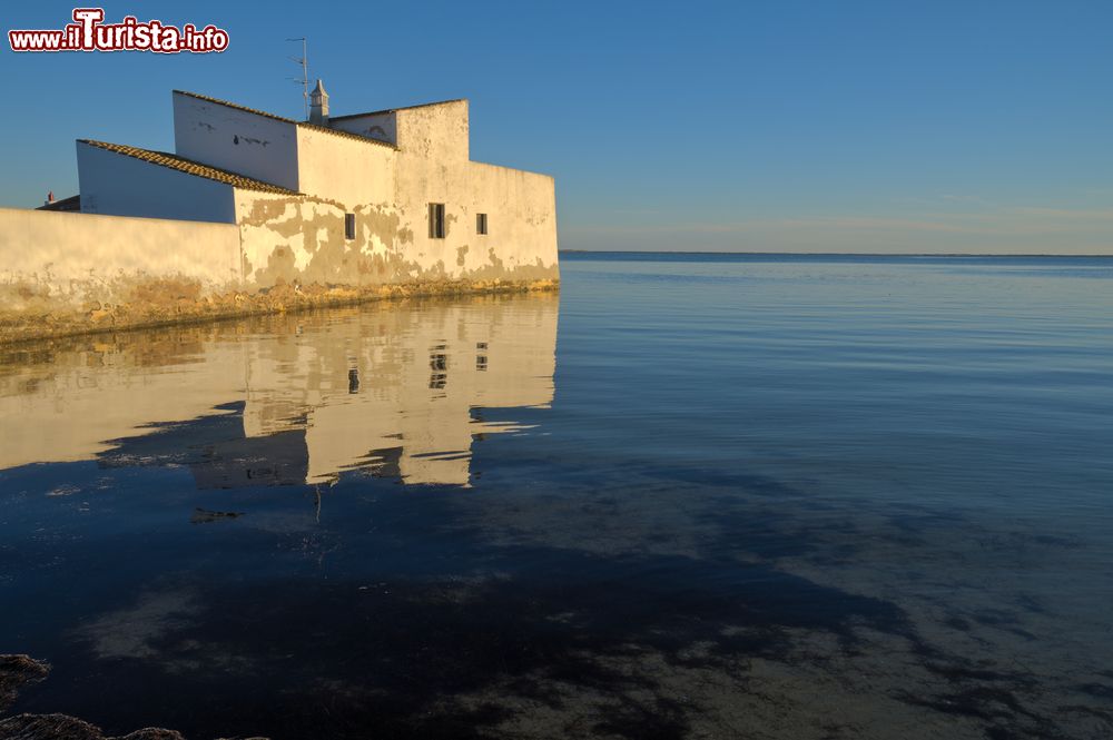 Immagine Mill House a Ria Formosa, Olhao, Portogallo. Qui, in Algarve, si trova una delle più popolari destinazioni di viaggi e vacanze.