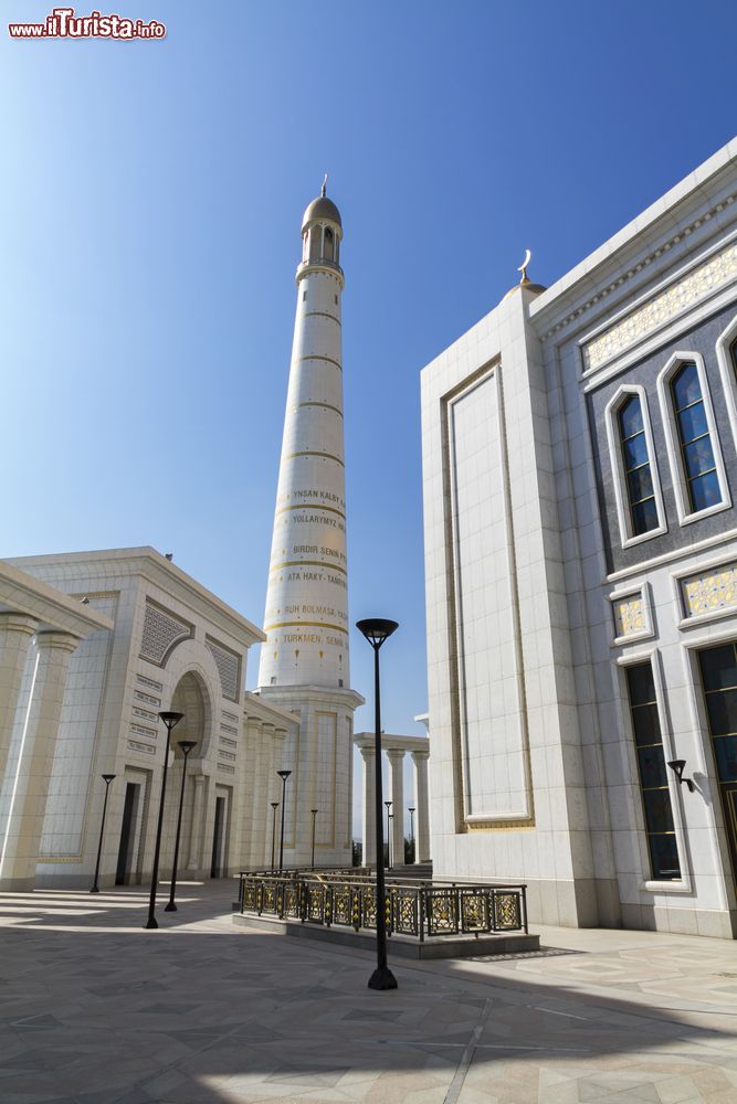 Immagine Minareto bianco di marmo della Grande Moschea di Ashgabat, Turkmenistan. Per il gran numero di edifici ricoperti di marmo bianco, questa località è stata soprannominata "città bianca".