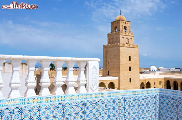 Immagine Minareto della Grande Moschea di Kairouan, Tunisia - Osservato da una terrazza della medina il minareto della moschea appare in tutto il suo splendore. Ha pianta quadrata e forma massiccia ed è costituito da tre settori di grandezza decrescente per un'altezza totale di 31,5 metri © Gimas / Shutterstock.com