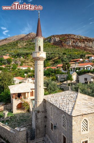 Immagine Minareto della moschea di Bar, Montenegro: venne costruito nel 1662. In questa città, chiese e moschee si innalzano vicine - © Valery Egorov / Shutterstock.com