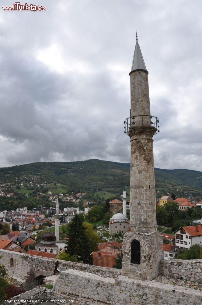 Immagine Minareto nella città vecchia di Travnik, Bosnia e Erzegovina. Ancora poco frequentata dal turismo di massa, questa cittadina ha svolto un ruolo importante nella storia del paese e dell'Impero Ottomano - © Mato Papic / Shutterstock.com