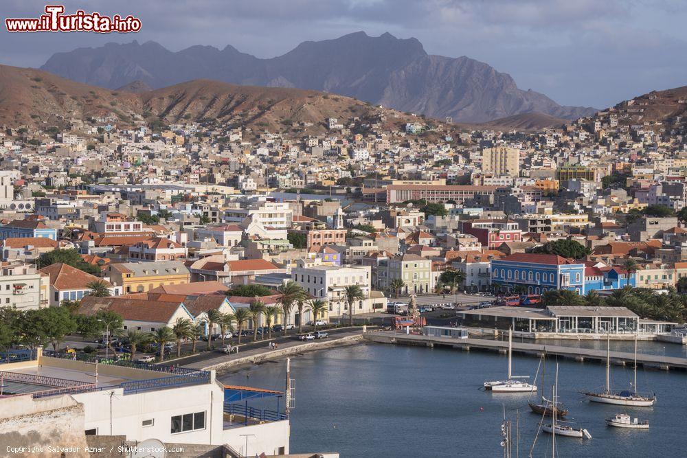 Immagine Mindelo è una città di quasi 70.000 abitanti situata sulla Baía do Porto Grande, nel nord dell'isola di São Vicente (Capo Verde) - © Salvador Aznar / Shutterstock.com
