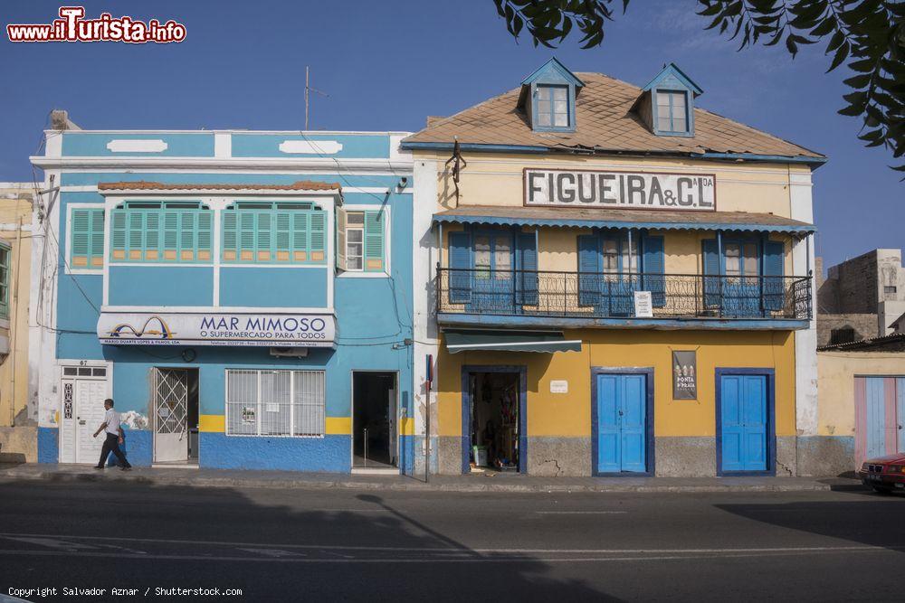 Immagine Mindelo, São Vicente: case coloniali del centro storico della città capoverdiana - © Salvador Aznar / Shutterstock.com