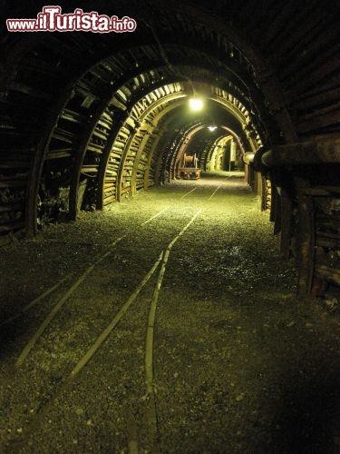 Immagine Un tunnel della miniera di Blegny, Belgio. Blegny-mine chiuse definitivamente nel marzo 1980: a ricordo di questo evento la piazza antistante la miniera ospita un vagone, l'ultimo riportato in superficie, con una targa commemorativa.