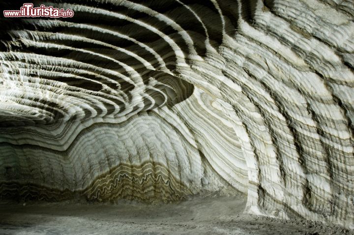 Immagine Le miniere di Sale (salgemma)  a Realmonte in Sicilia: all'interno si trova la celebre Cattedrale di Sale - © luigi nifosi / Shutterstock.com