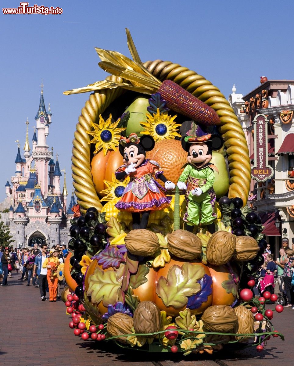 Immagine Minni e Topolino alla sfilata autonnale di Halloween Parade a Disneyland Paris - © news.disneylandparis.com