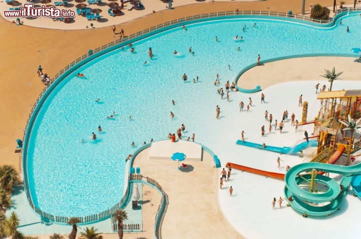 Immagine Veduta dall'alto di Mirabeach, il parco acquatico di Mirabilandia, Emilia Romagna, Italia. Spiaggia di sabbia finissima, laguna cristallina, piscine, ristoranti e bar oltre che prati con ombrelloni e sdraio per vivere in assoluto relax questa maginifica isola paradisiaca