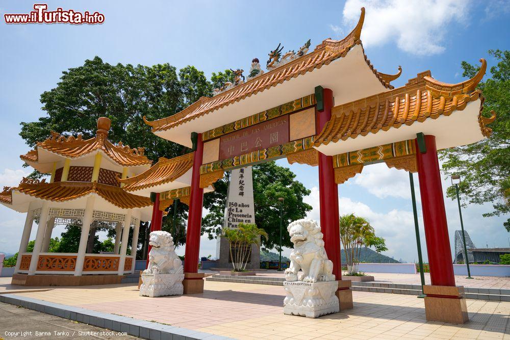 Immagine 'Mirador de las Americas', storico simbolo di Panama City, America Centrale. Questo monumento rappresenta i 150 anni di presenza cinese nello stato panamense - © Barna Tanko / Shutterstock.com