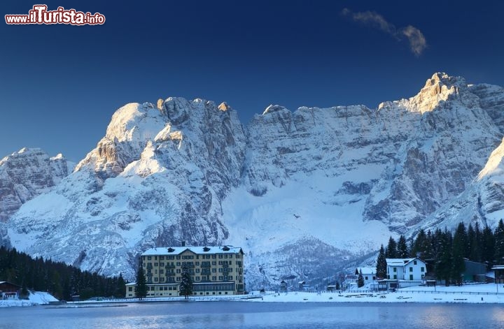 Immagine Il lago di Misurina d'inverno e il Gruppo del Sorapiss, Dolomiti Ampezzane