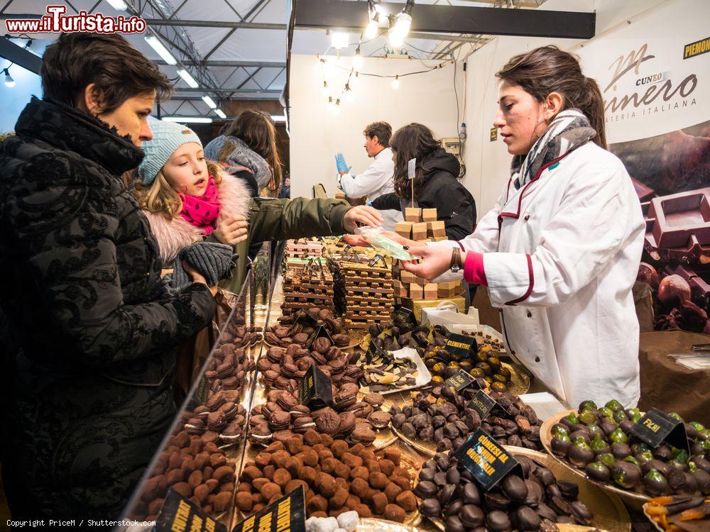 Immagine Mamma e figlia acquistano cioccolata in Piazza Maggiore a Bologna, Emilia-Romagna. E' uno degli appuntamenti più visitati da bolognesi e turisti - © PriceM / Shutterstock.com