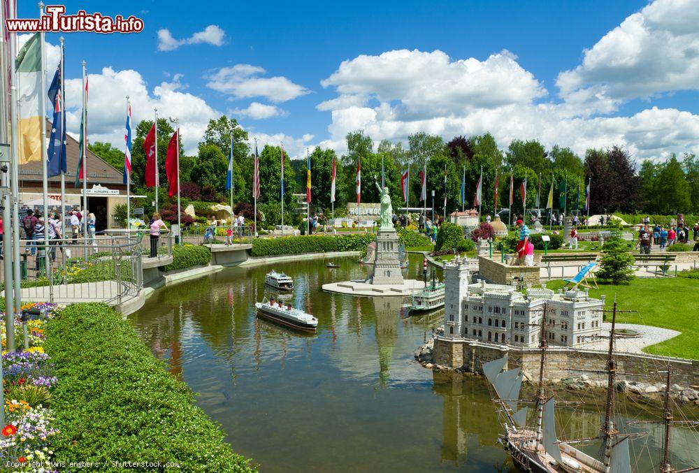 Immagine Modellini in scala 1:25 al Minimundus di Klagenfurt, Austria. Questo microcosmo sul Worthersee ospita le miniature degli edifici e dei monumenti più famosi del pianeta - © hans engbers / Shutterstock.com