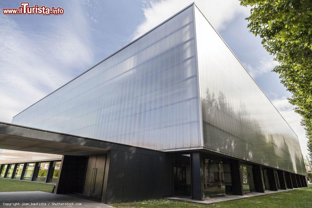 Immagine La moderna architettura di un edificio al Parco dello Sport di Olot, Spagna - © joan_bautista / Shutterstock.com