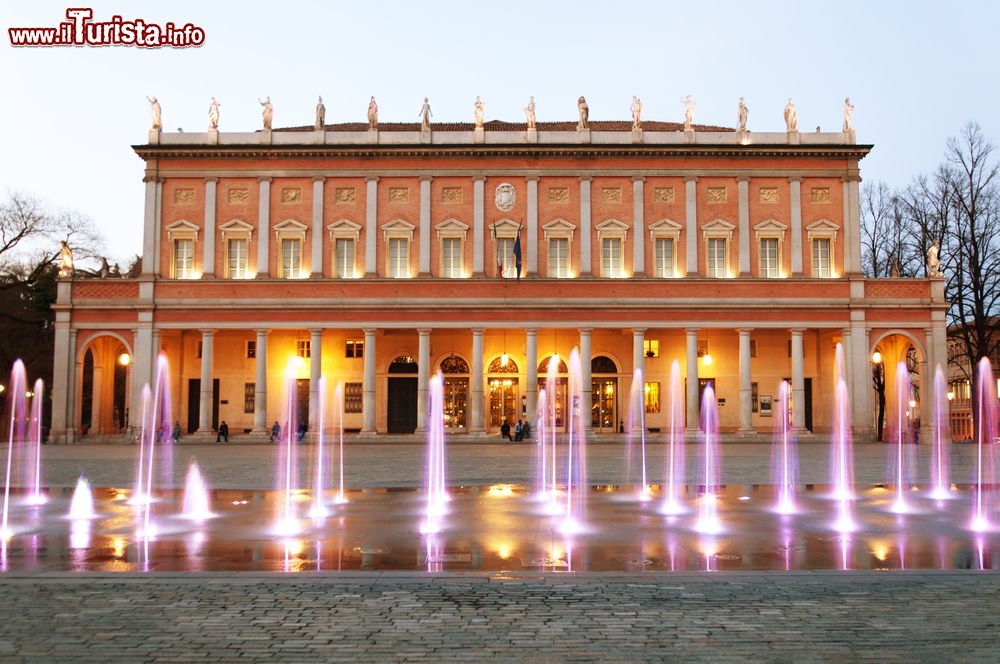 Immagine La moderna fontana illuminata situata di fronte al teatro Romolo Valli a Reggio Emilia, Emilia Romagna.