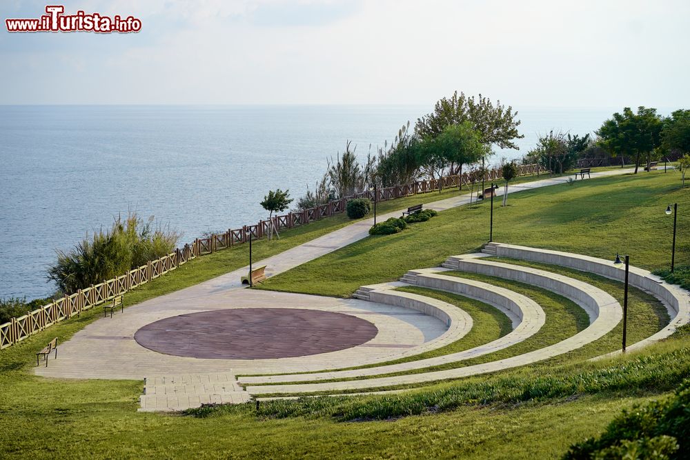 Immagine Moderno anfiteatro nel parco cittadino Lara di Antalya, Turchia, affacciato sulla costa del Mare Mediterraneo.