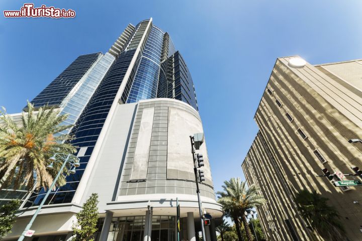 Immagine Moderno grattacielo nel downtown di Orlando, Florida - Uno degli oltre 40 grattacieli che si innalzano nello skyline di questa città della East Coast degli Stati Uniti © Nadezda Murmakova / Shutterstock.com