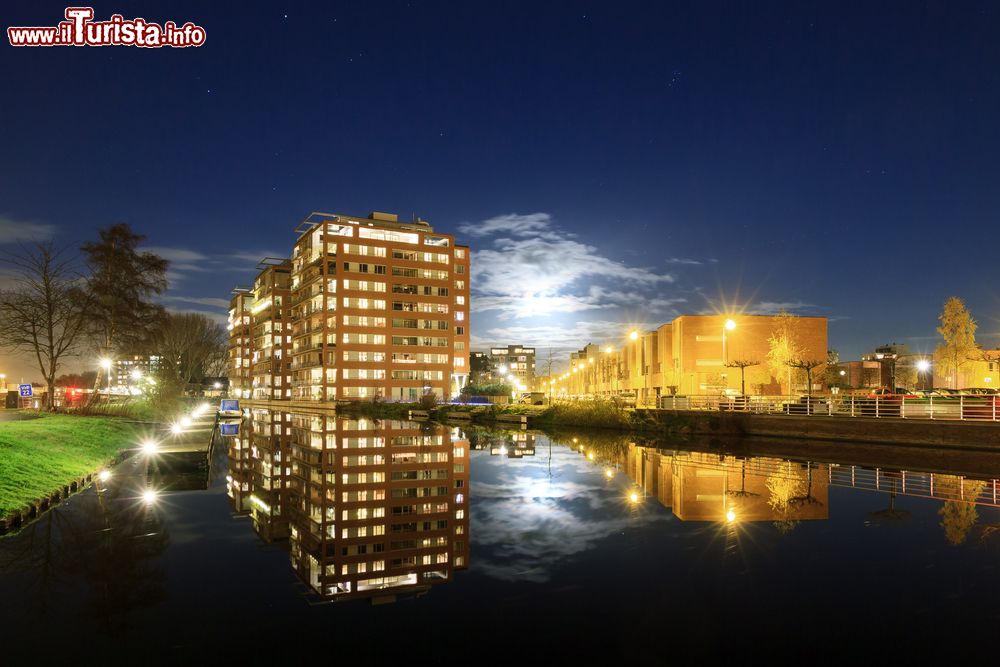 Immagine Moderno quartiere residenziale di Leiden, Olanda, by night: gli eleganti appartamenti illuminati si riflettono sull'acqua del canale.