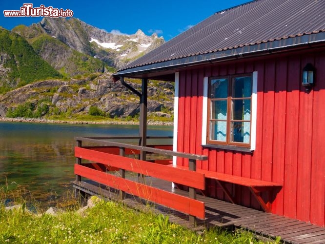 Immagine Tipico rorbuer di Molde, Norvegia - Una casetta di legno dei pescatori, con vista sul fiordo della città. Spesso vengono affittate ai turisti, uno dei modi più romantici per vivere una vacanza in Norvegia  © Nicram Sabod / Shutterstock.com