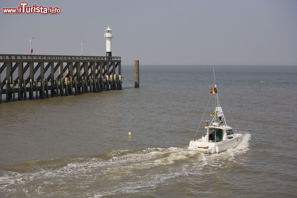 Immagine Molo a Blankenberge, Belgio. Un grazioso faro si innalza alla fine del molo cittadino circondato dalle acque del mare del Nord.