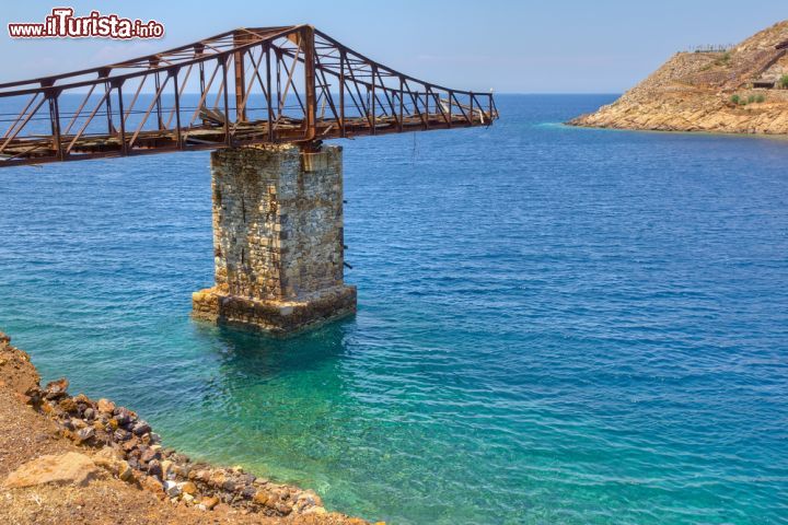 Immagine Molo abbandonato a Megalo Livadi sull'isola di Serifos, Grecia. Sulla costa occidentale dell'isola si trova il villaggio di Megalo Livadi, un grazioso borgo affacciato sul mare con pochi abitanti, la chiesa bizantina e le tipiche taverne. In questa immagine, un vecchio molo ormai non più utilizzato - © Lefteris Papaulakis / Shutterstock.com