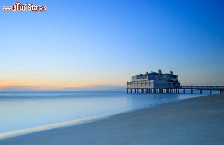 Immagine Il molo sul mare presso la città di Follonica, in provincia di Grosseto. Nei dintorni di Follonica si trovano alcune delle spiagge più belle della Maremma - foto © Shutterstock