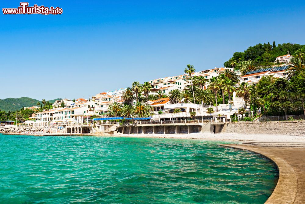 Immagine Molo e spiaggia a Herceg Novi, Montenegro. Siamo ad alcuni chilometri dalla frontiera croata e non lontano da quella dell'Erzegovina.